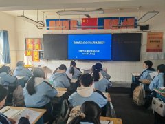 通过设立看法箱、开展按期座谈会等